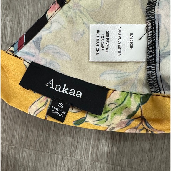 Aakaa Printed Open Back Halter Crop Top - Picture 5 of 5